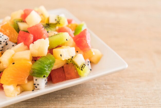 mélanger les fruits en tranches