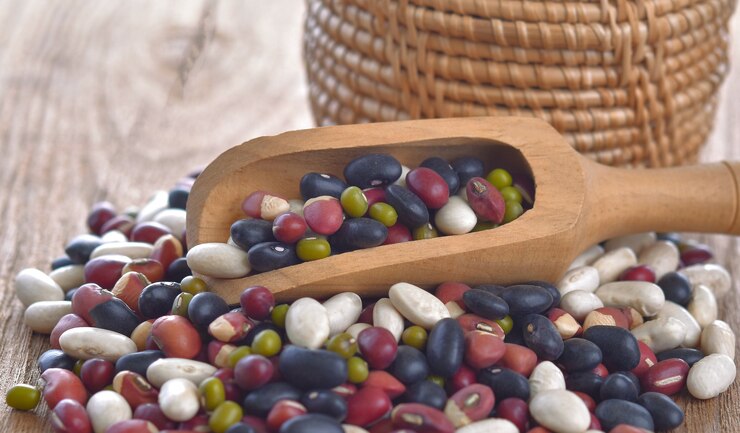 Photo mélanger les grains de haricots sur la table