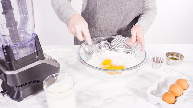 Mélanger les ingrédients dans un bol en verre pour faire la pâte à crêpes.