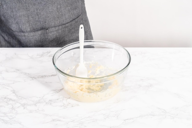 Mélanger les ingrédients dans un grand bol en verre pour préparer la sauce au fromage à la crème.