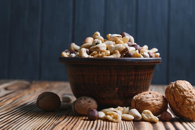 Mélanger les noix sur une table en bois