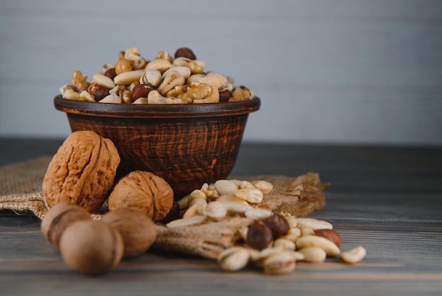 Mélanger les noix sur une table en bois