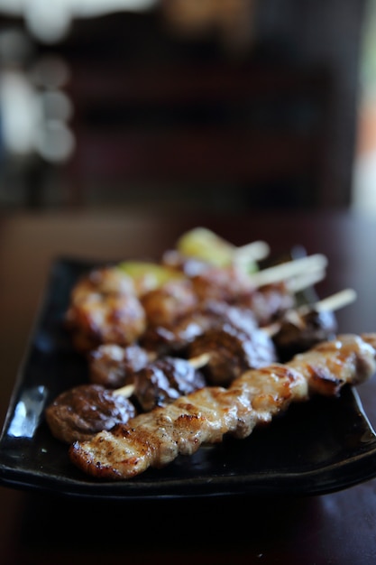 Mélanger la nourriture japonaise de porc et de poulet yakitori