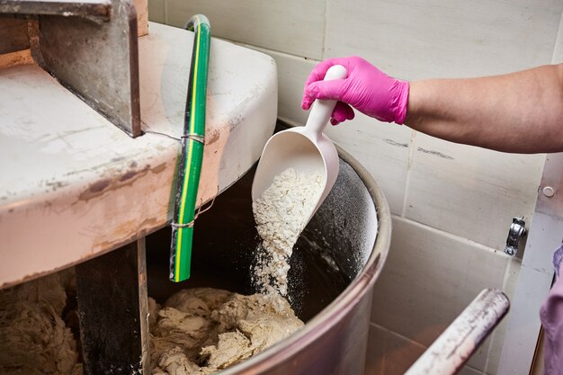 Mélanger la pâte avec un pétrin professionnel à la fabrication. Équipement pour la fabrication de produits à base de farine