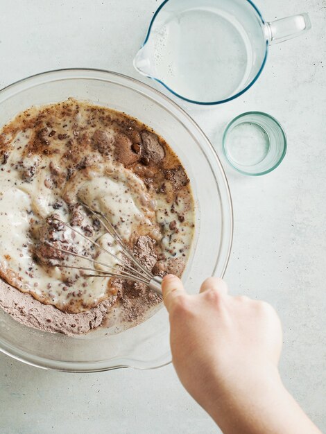 Mélanger la pâte pour le gâteau au chocolat dans un bol.