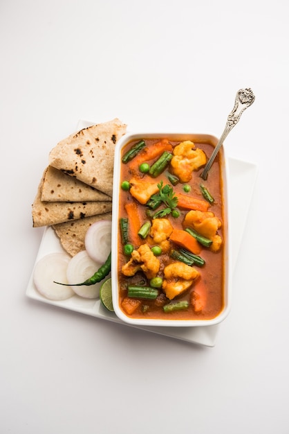 Mélanger la recette de sauce aux légumes dans un bol, recette de légumes de style restaurant indien servie avec Chapati