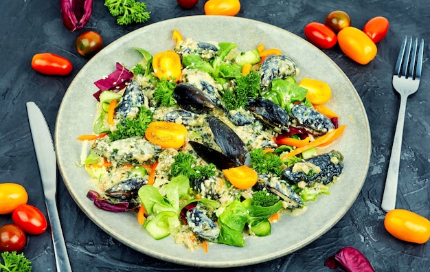 Photo mélanger la salade avec des fruits de mer et des légumes