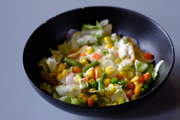 mélanger salade, laitue fraîche, maïs sucré, pois, carotte, concombre et sauce mayonnaise. salade du jardin.