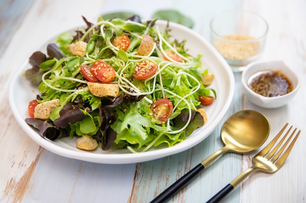 Mélanger la salade de légumes dans une assiette blanche