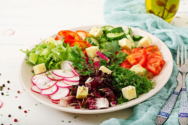 Mélanger la salade de légumes frais et d'herbes vertes.