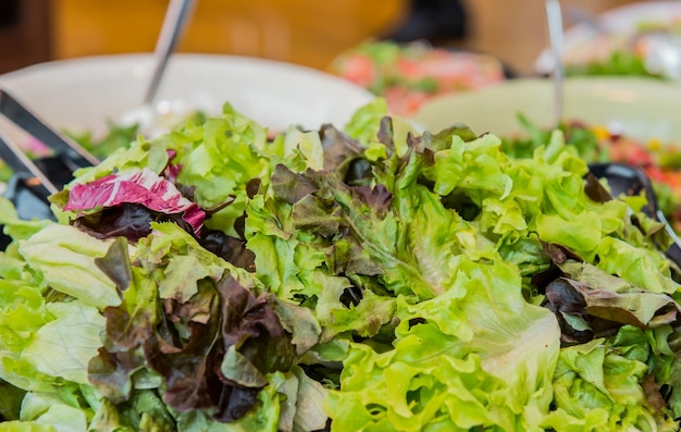 Photo mélanger la salade pour le dîner, manger sainement et suivre un régime