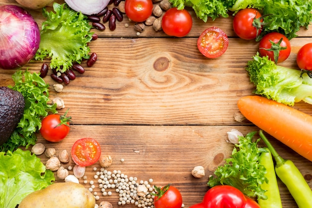 Mélanger Salade et sain. Légumes biologiques frais pour la cuisson des aliments diététiques.