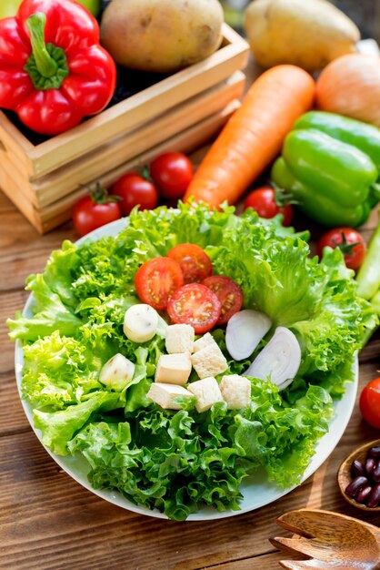 Mélanger Salade et sain. Légumes biologiques frais pour la cuisson des aliments diététiques.