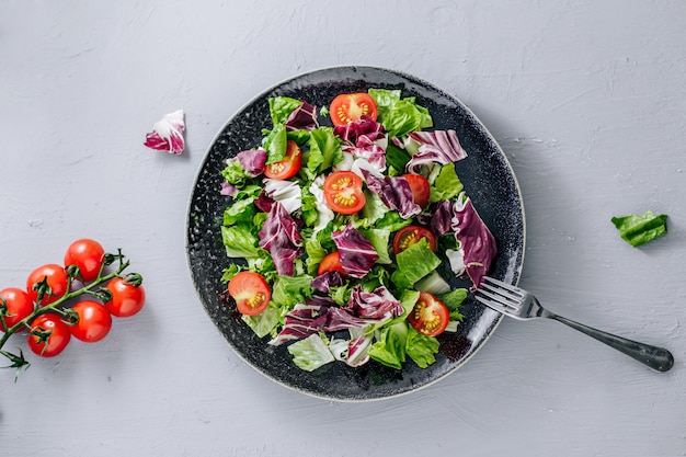 Mélanger salade saine romaine, blettes, épinards avec tomates