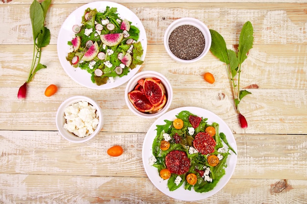 Mélanger les salades. Végétalien, végétarien, manger sainement, suivre un régime, concept alimentaire.