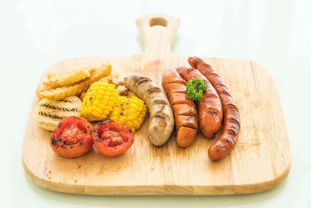 mélanger des saucisses grillées avec des légumes et des frites