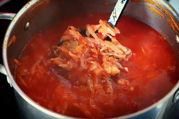 Mélanger la soupe de tomates dans une casserole