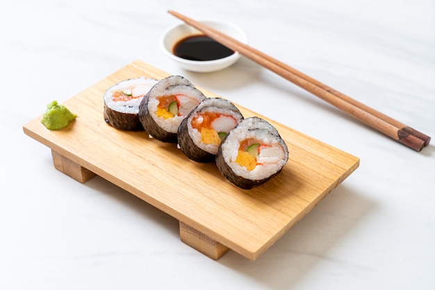 mélanger sushi roll maki