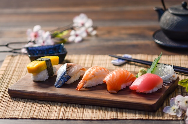 Mélanger les sushis sur un plat en bois, thon, saumon, bar, oeuf doux, sushi aux crevettes, cuisine japonaise