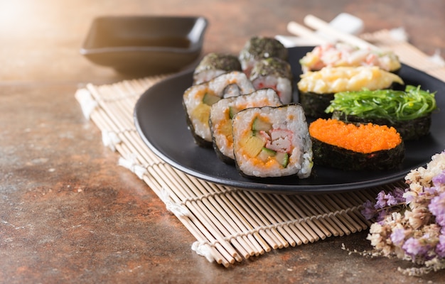 Mélanger les sushis sur le vieux fond de rouille brune