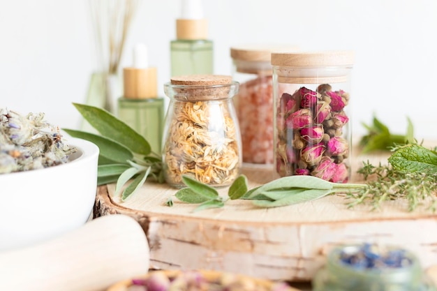 Photo mélanges botaniques d'huiles essentielles d'herbes pour la naturopathie