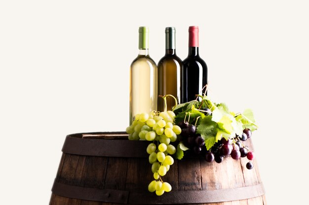 Mélanges de bouteille de vin sur baril avec raisin