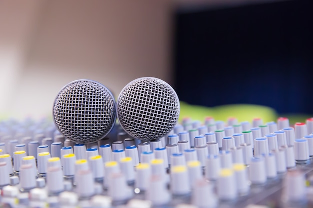 Mélangeur sonore et microphones liés dans la salle de réunion.