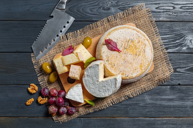 Mélangez du fromage sur la table