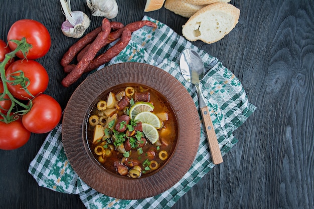 Photo méli-mélo classique de viande avec la viande fumée. .