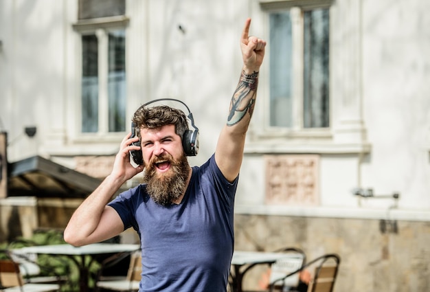 Mélomane élégant et beau Hipster mature avec barbe Homme au casque Aime cette musique La bonne musique augmente ma productivité Profiter de la musique Homme barbu hipster caucasien brutal