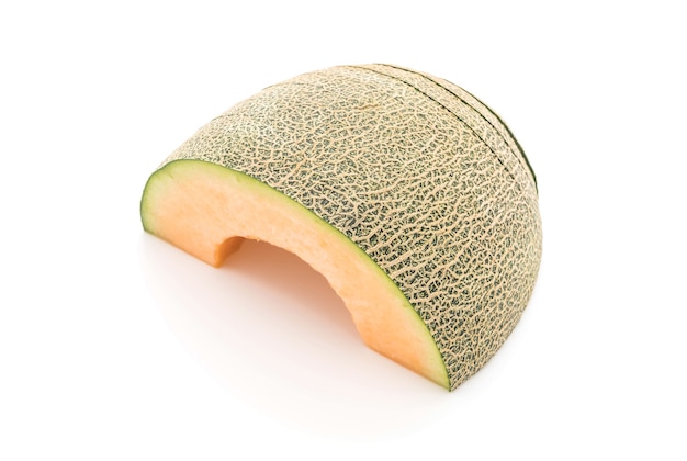 melon cantaloup sur blanc