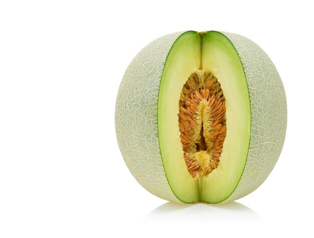 Melon cantaloup isolé sur blanc