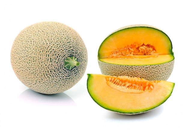 Melon cantaloup isolé sur blanc