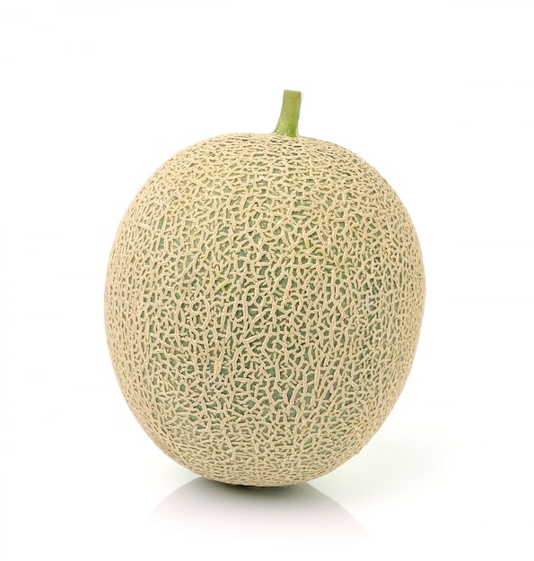 Melon cantaloup isolé sur blanc