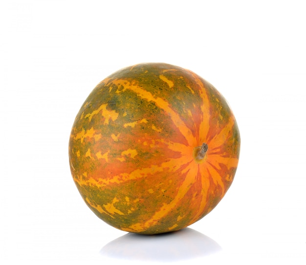 Melon cantaloup isolé sur blanc