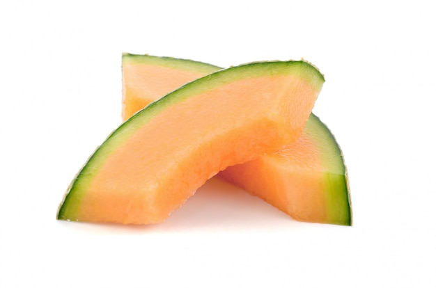 Melon cantaloup isolé sur surface blanche