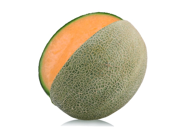 Melon cantaloup isolé sur une surface blanche