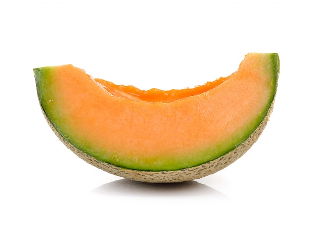 Melon cantaloup isolé sur surface blanche