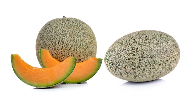 Melon cantaloup sur mur blanc