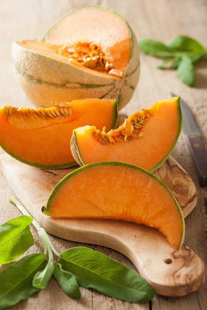 Melon cantaloup en tranches sur table en bois