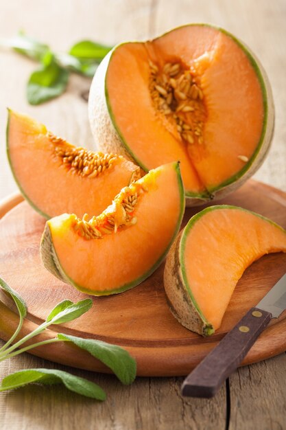 Melon cantaloup en tranches sur table en bois