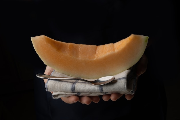 Photo melon chair jaune coupé en zigzag sur un chiffon
