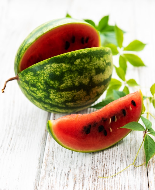 Melon d&#39;eau aux feuilles vertes