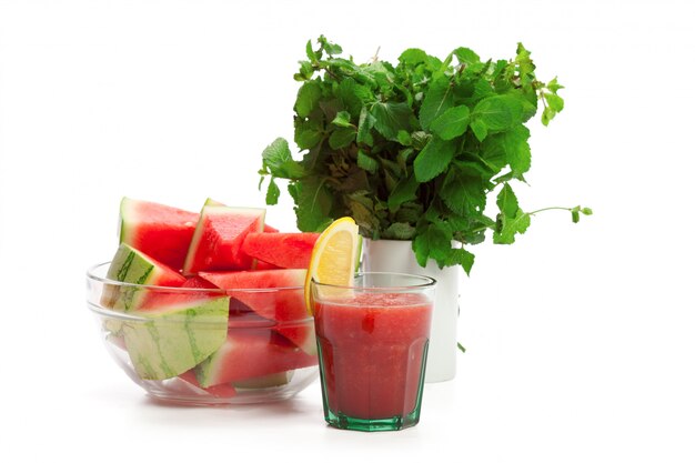 Melon d'eau boire dans des verres avec une tranche