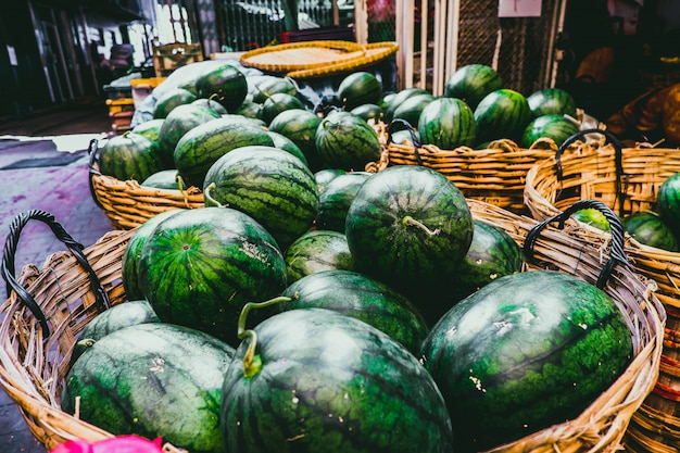 melon d'eau dans un panier de bambou