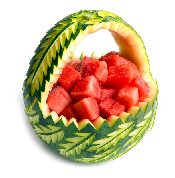 Melon d&#39;eau décoré style de panier de découpage avec cube de tranche de melon d&#39;eau à l&#39;intérieur pour faire la fête fruits heure sur vue de côté de l&#39;été isolé