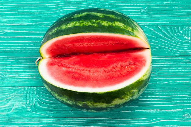 Melon d&#39;eau douce avec découpe sur fond vert