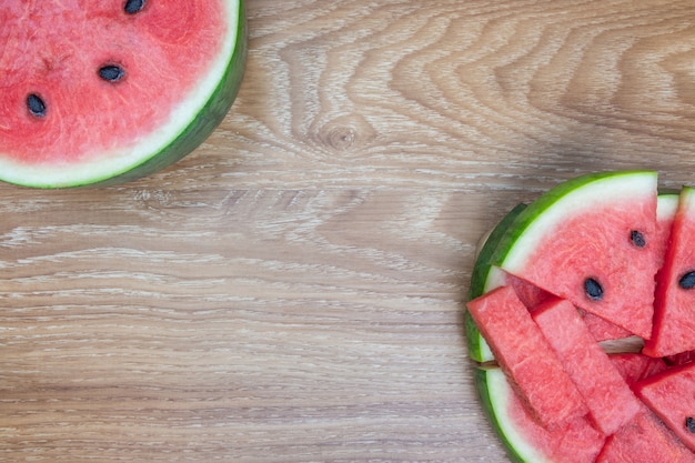 melon d&#39;eau fraîche sur fond en bois. fruit d&#39;été doux.