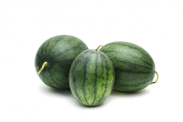 Melon d'eau mûr et savoureux isolé sur blanc