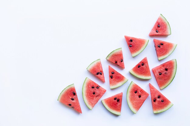 Melon d&#39;eau en tranches sur fond blanc. Espace de copie, vue de dessus